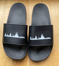 Lade das Bild in den Galerie-Viewer, Köln-Strand & Badeschlappen mit Skyline