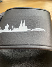 Lade das Bild in den Galerie-Viewer, Köln-Strand & Badeschlappen mit Skyline