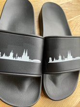 Lade das Bild in den Galerie-Viewer, Köln-Strand & Badeschlappen mit Skyline