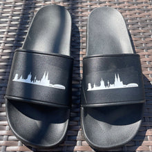 Lade das Bild in den Galerie-Viewer, Köln-Strand & Badeschlappen mit Skyline