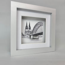 Lade das Bild in den Galerie-Viewer, Köln-Bild „Skyline schwarz-weiss“ (gerahmt, 10x10cm)
