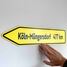 Lade das Bild in den Galerie-Viewer, Köln-Müngersdorf Wegweiser mit eigener Kilometer-Zahl