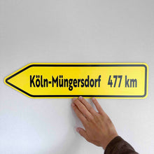 Lade das Bild in den Galerie-Viewer, Köln-Müngersdorf Wegweiser mit eigener Kilometer-Zahl