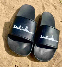Lade das Bild in den Galerie-Viewer, Köln-Strand & Badeschlappen mit Skyline