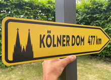 Lade das Bild in den Galerie-Viewer, Dom-Wegweiser mit eigener Kilometer-Zahl