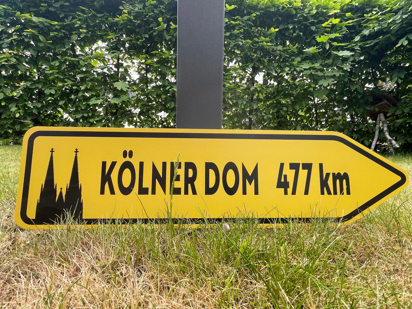 Dom-Wegweiser mit eigener Kilometer-Zahl