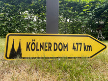 Lade das Bild in den Galerie-Viewer, Dom-Wegweiser mit eigener Kilometer-Zahl