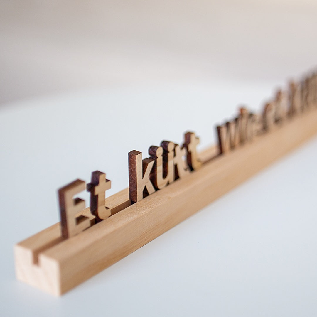 Holz-Schriftzug: Et kütt wie et kütt