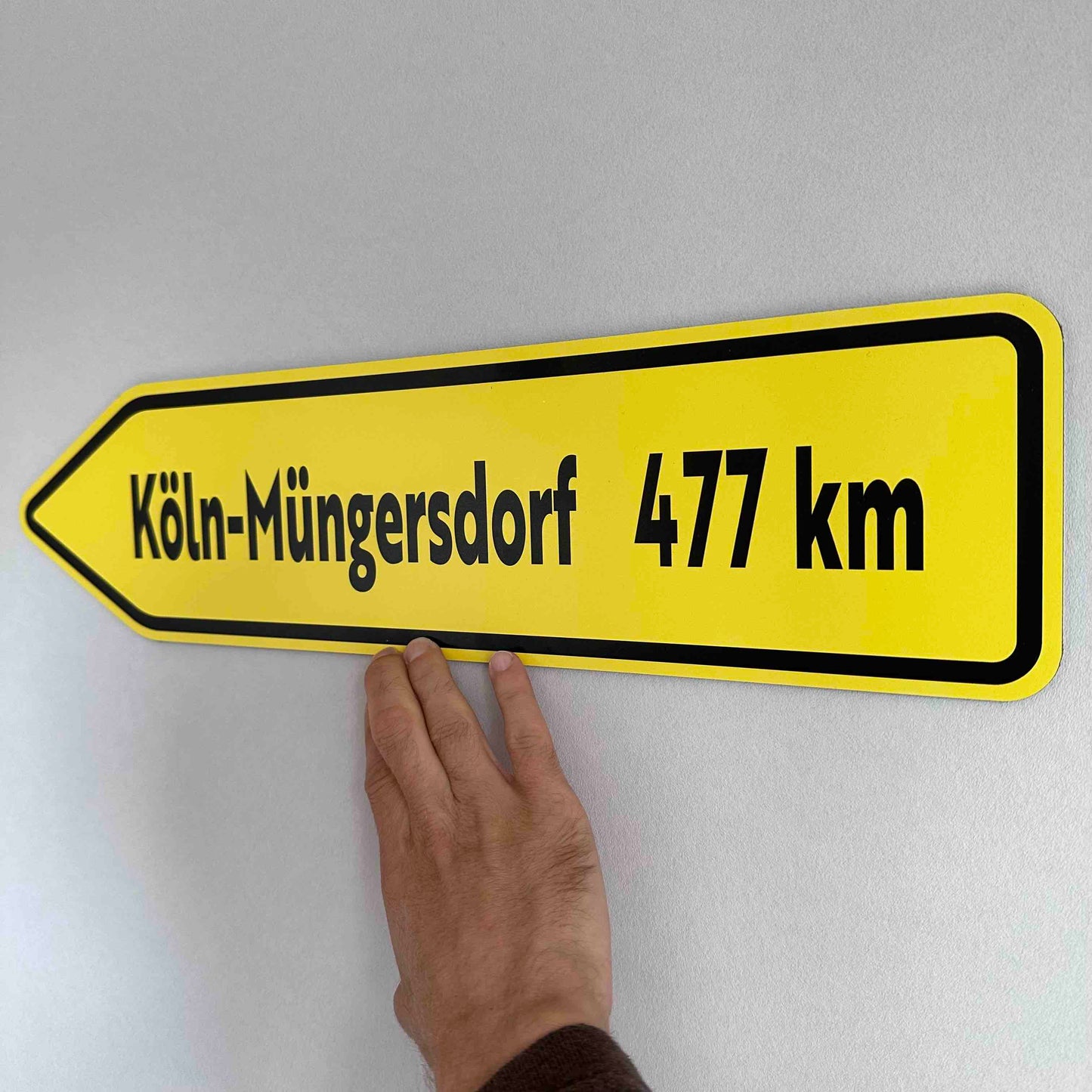 Köln-Müngersdorf Wegweiser mit eigener Kilometer-Zahl