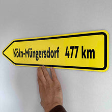 Lade das Bild in den Galerie-Viewer, Köln-Müngersdorf Wegweiser mit eigener Kilometer-Zahl
