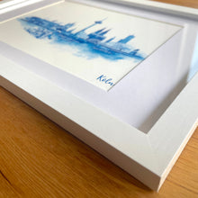 Lade das Bild in den Galerie-Viewer, Köln-Kunstdruck „Skyline“ blau im Holzrahmen 20x30cm
