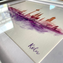 Lade das Bild in den Galerie-Viewer, Köln-Kunstdruck „Skyline“ lila im Holzrahmen 20x30cm
