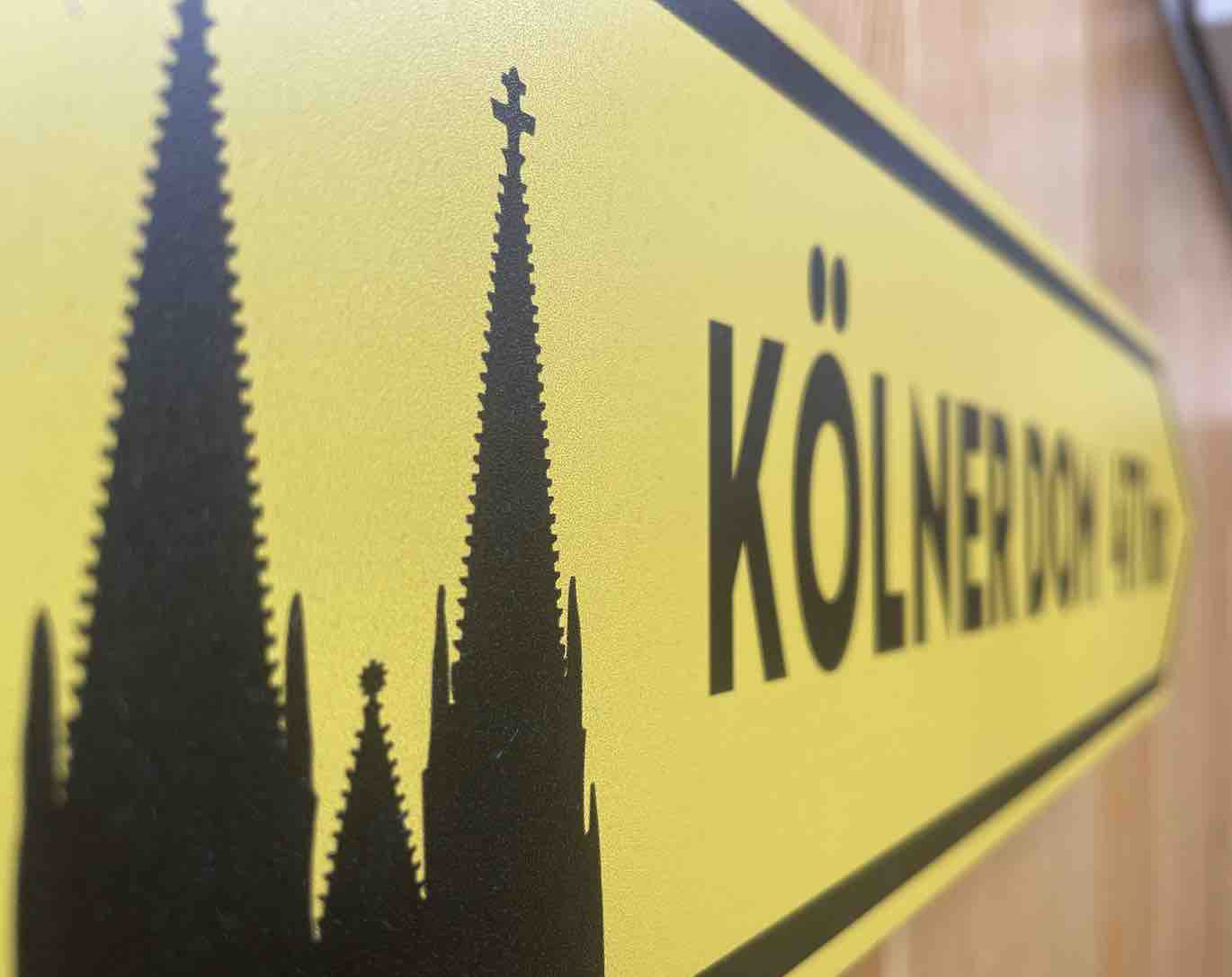 Dom-Wegweiser mit eigener Kilometer-Zahl