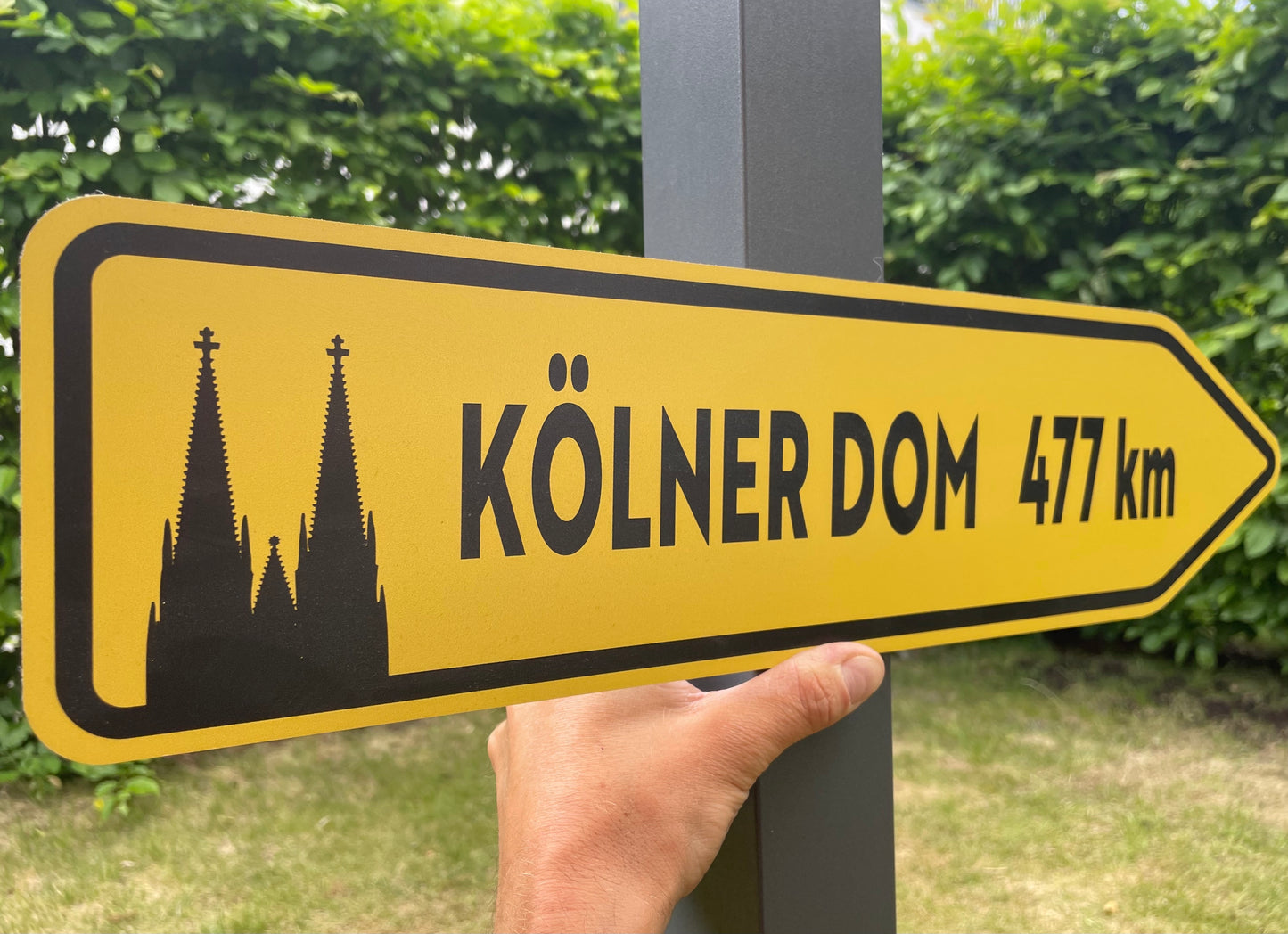 Dom-Wegweiser mit eigener Kilometer-Zahl