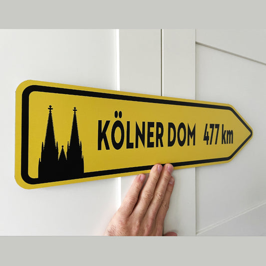 Dom-Wegweiser mit eigener Kilometer-Zahl
