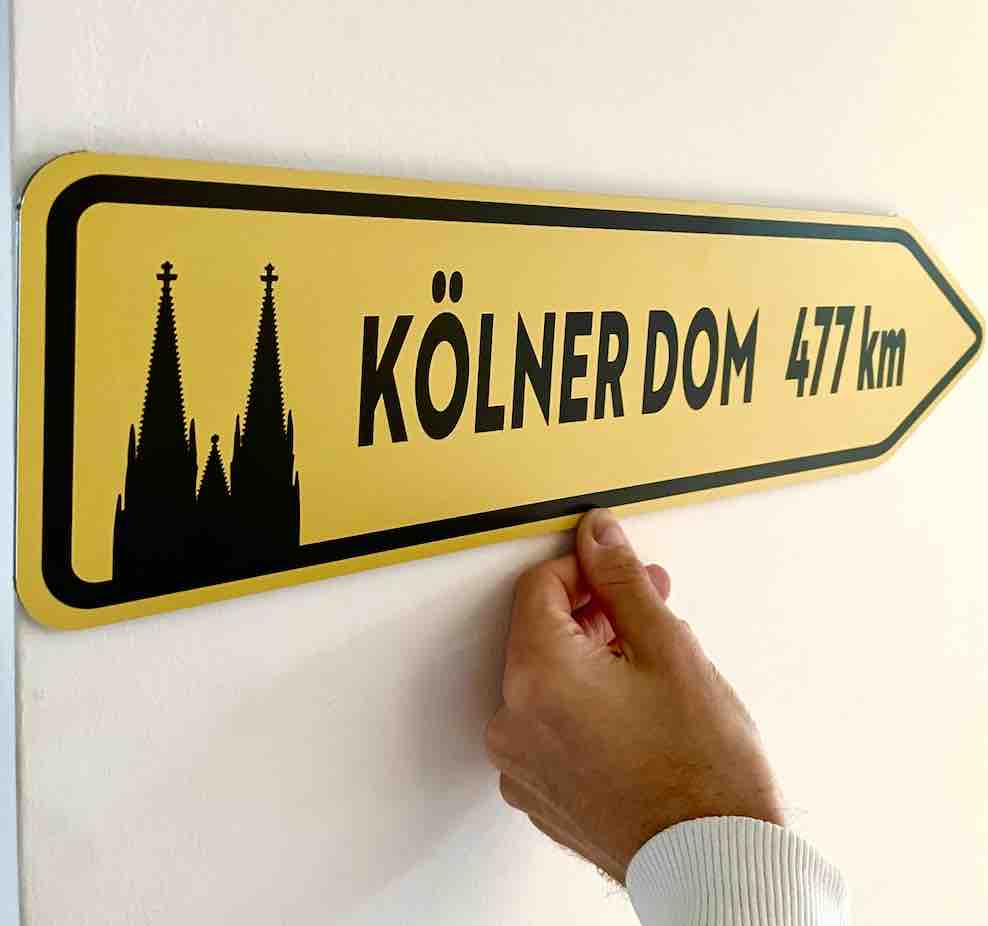 Dom-Wegweiser mit eigener Kilometer-Zahl